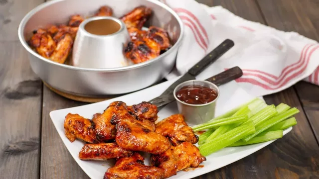 Man kan bruke Omnia-ovnen til å steke kyllingvinger og tilberede andre retter som vanligvis lages i en stekeovn.