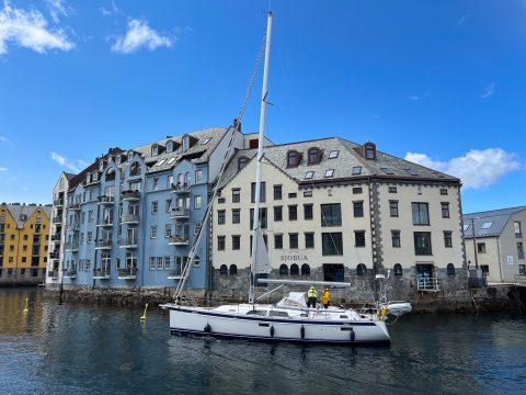 Ålesund – der jugendstilens buer og tårn speiler seg i fjordens klare vann. Foto Alan Billyeald.